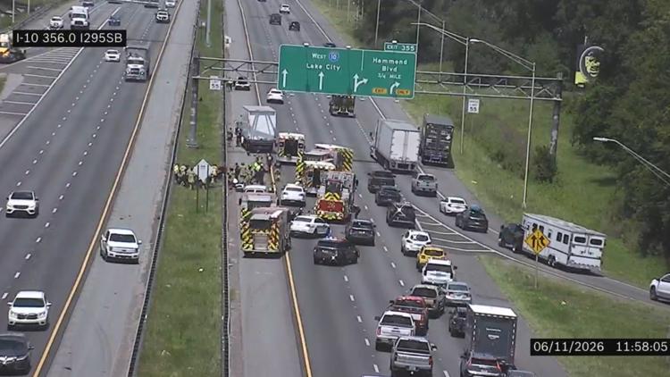 FHP: Conductor muere después de que una camioneta volcara sobre la barandilla en la I-10 en la I-295