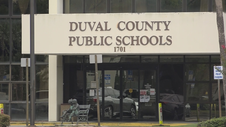 Director del condado de Duval arrestado, acusado de no denunciar abuso infantil