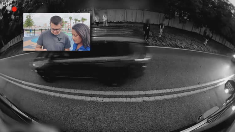 ‘Descorazonador’: los padres reaccionan al video de la cámara del autobús que muestra a los conductores casi golpeando a los estudiantes en Jacksonville