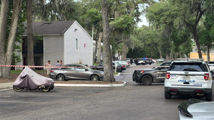 Dos personas baleadas en el complejo de apartamentos Northside durante un negocio de drogas, informa la policía de Jacksonville