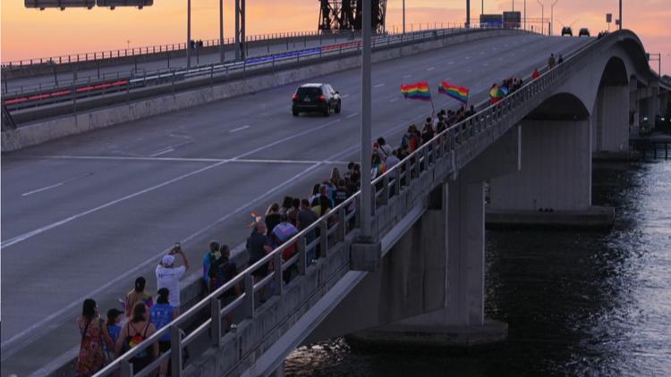 La Marcha del Orgullo de Jacksonville regresa a los puentes celebrando la unidad y protestando por las restricciones de iluminación