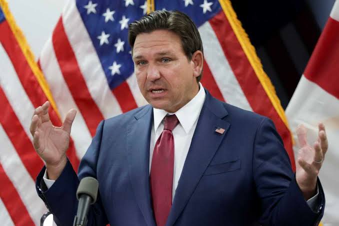 APROBADA POR DESANTIS: LA NUEVA LEY DE FLORIDA QUE CAMBIA LOS CONTROLES DE TRÁNSITO PARA CIERTOS CONDUCTORES