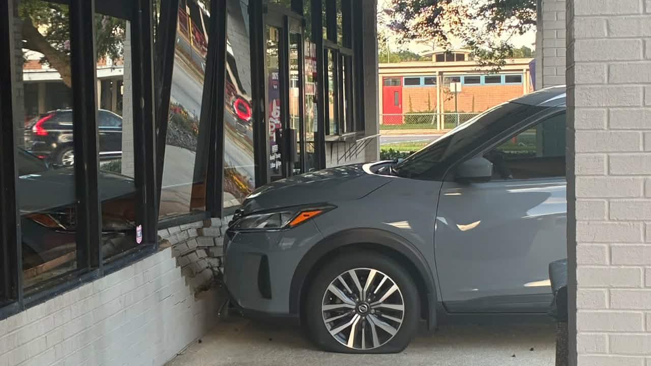 Pánico en Arlington: Conductor Pierde el Control y se Estrelló a Alta Velocidad Contra el Área de Servicarro de un Restaurante