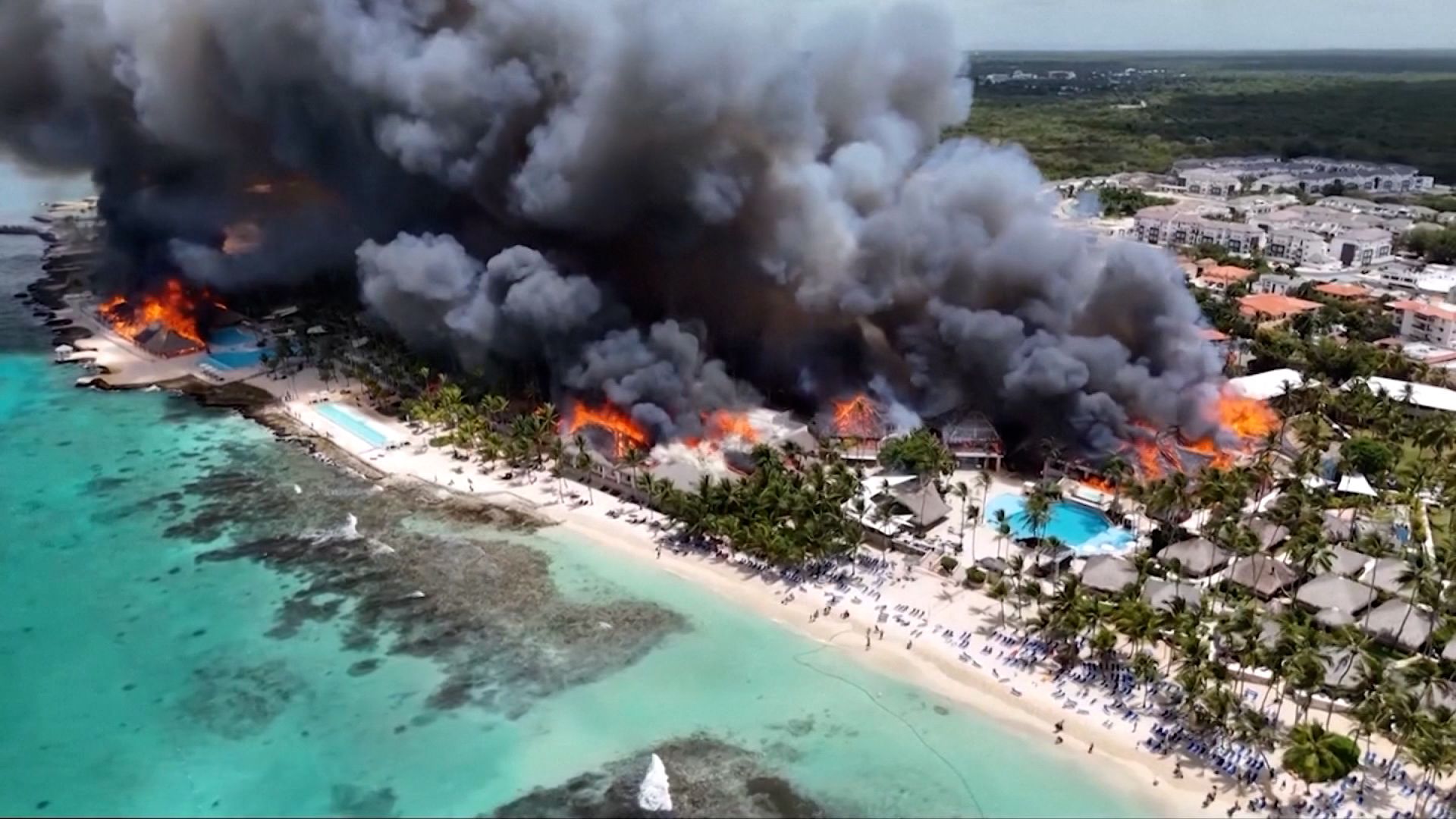 TRAGEDIA EN EL CARIBE: VORAZ INCENDIO CONSUME EXCLUSIVO RESORT EN REPÚBLICA DOMINICANA Y DEJA UNA TURISTA FALLECIDA