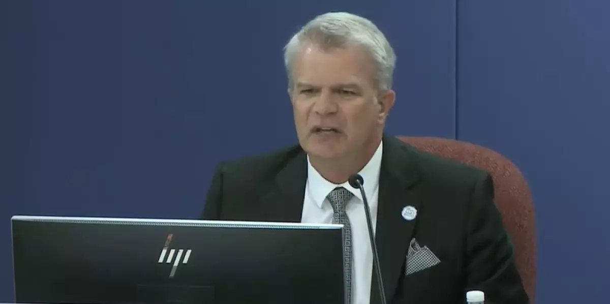 Profesor intersex dice que lo obligaron a dimitir en el condado de St. Johns