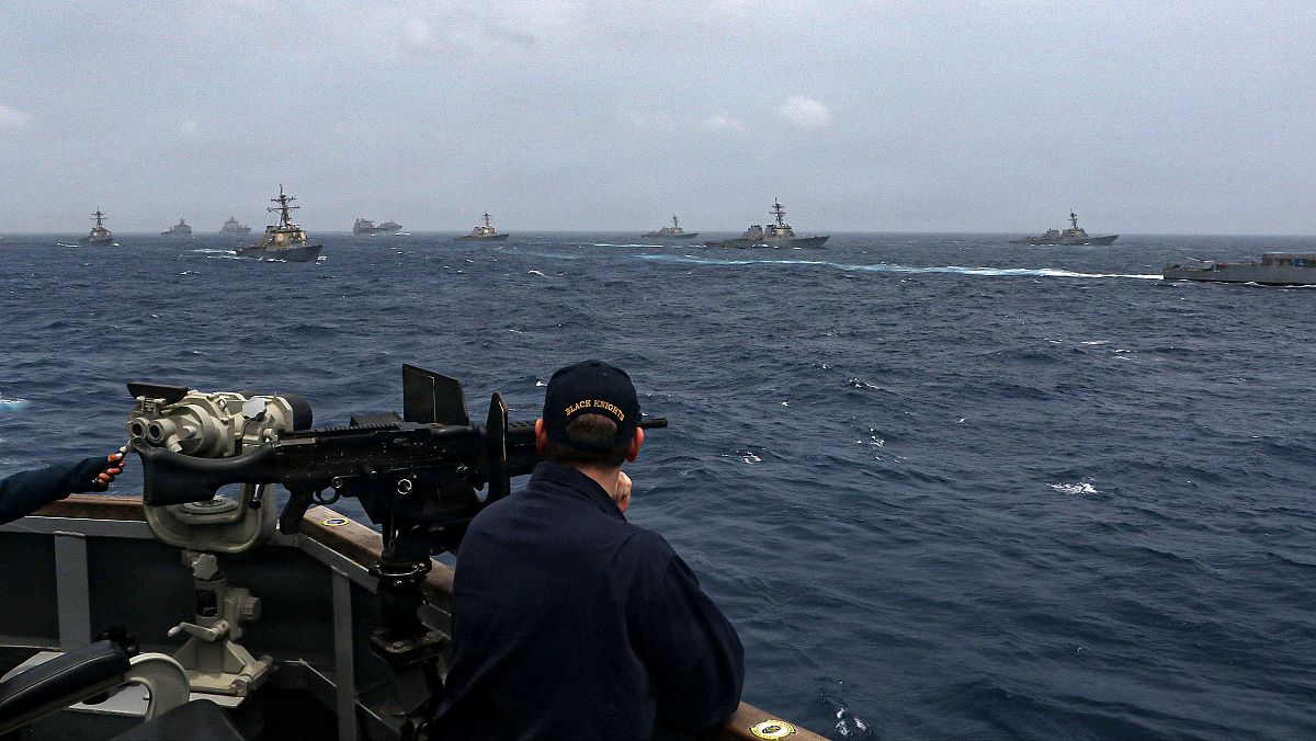 TENSIÓN MILITAR EN EL ESTRECHO DE HORMUZ: IRÁN ALERTA DE ENFRENTAMIENTOS CON BUSQUES DE EE.UU.