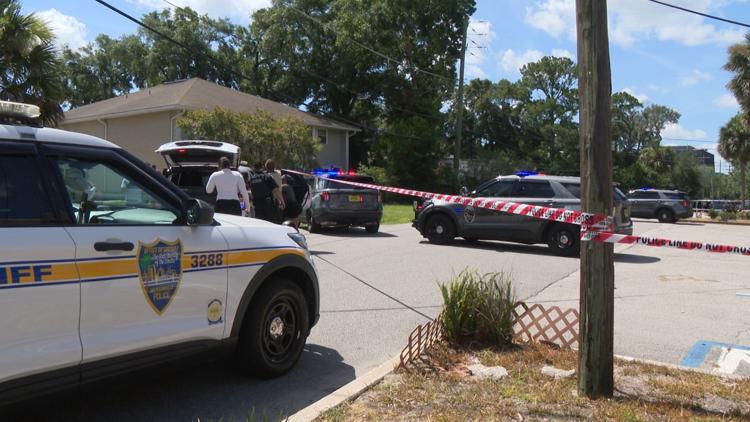 La policía de Jacksonville investiga un tiroteo reportado en el vecindario de Arlington Road
