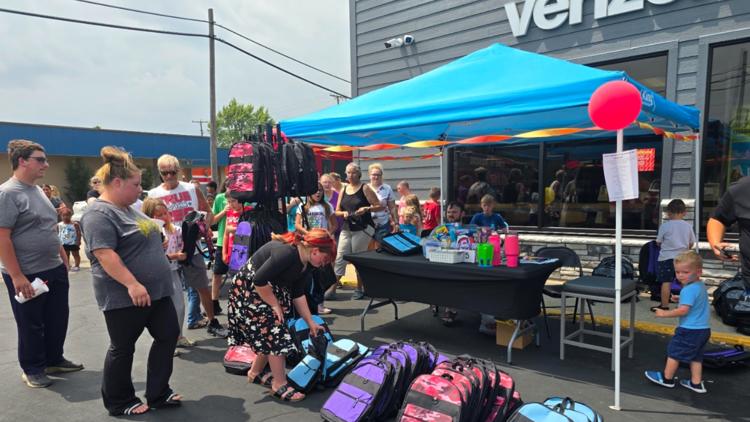 Las tiendas Verizon regalarán mochilas en toda la Primera Costa el domingo