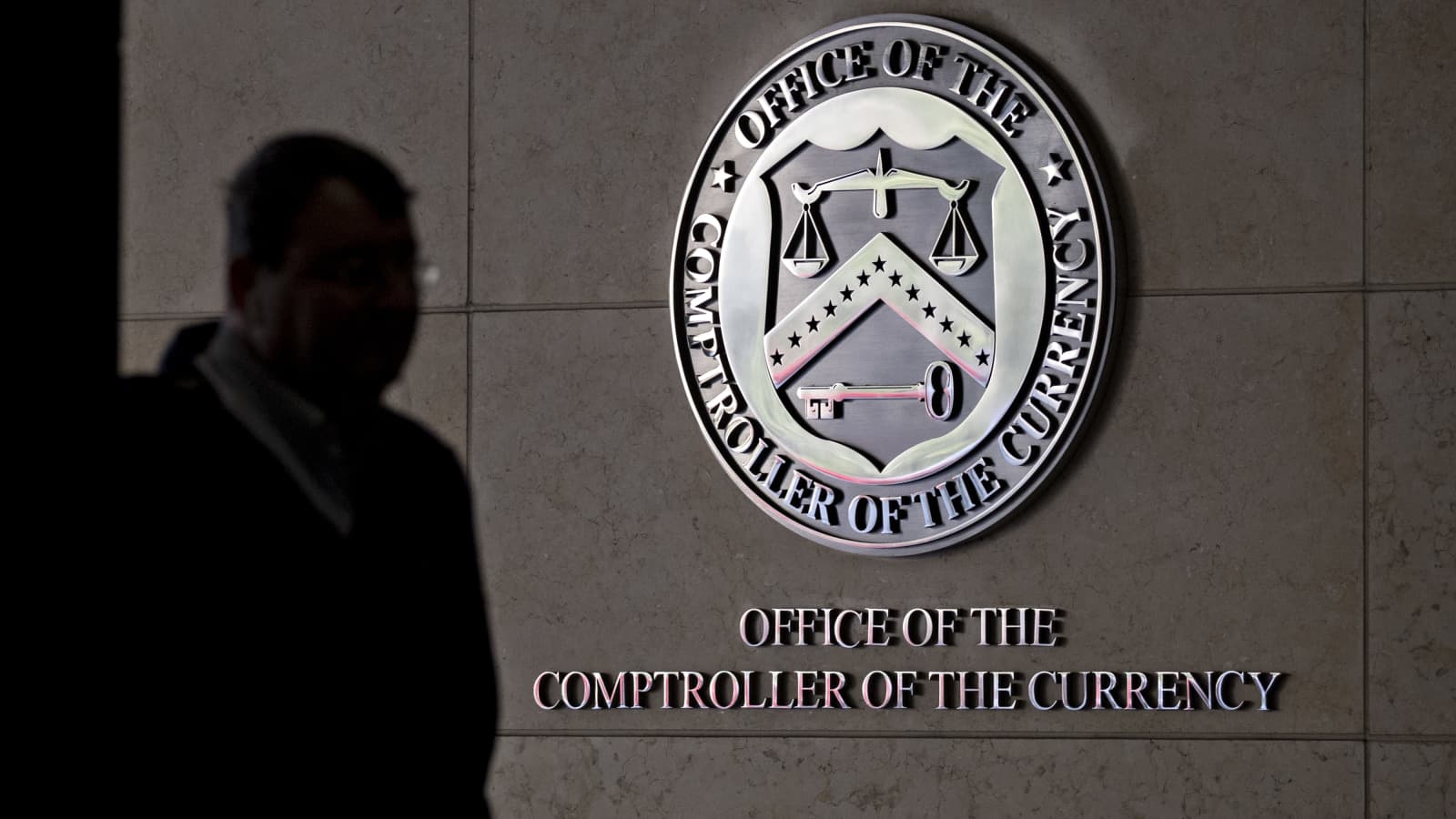 Nuevas directrices bancarias contra inmigrantes indocumentados