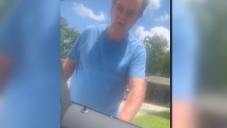 Hombre de Jacksonville arrestado después de que un video viral mostrara amenazas e insultos raciales hacia una mujer