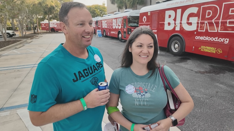 Una pareja de Jacksonville dona sangre anualmente después de que las transfusiones salvaran la vida de su madre