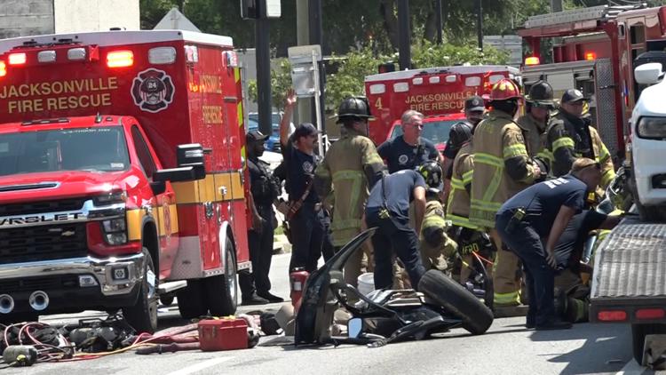 1 muerto, 2 hospitalizados después de un accidente de 3 vehículos en Edgewood Avenue en Jacksonville: JSO