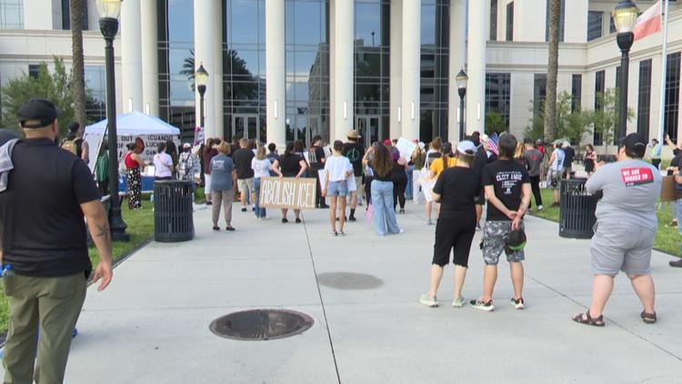 Manifestantes de Jacksonville piden rendición de cuentas tras encuentro mortal relacionado con ICE en St. Augustine