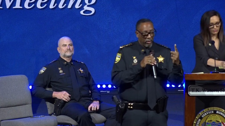 El sheriff de Jacksonville escucha preocupaciones sobre adquisiciones de adolescentes, tráfico y presupuesto en el primer ayuntamiento