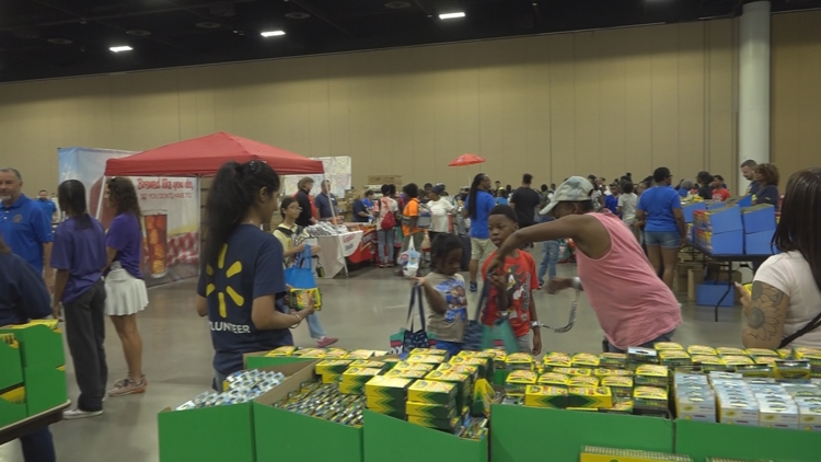 El sorteo de mochilas más grande de Jacksonville proporciona útiles escolares a 5,500 estudiantes