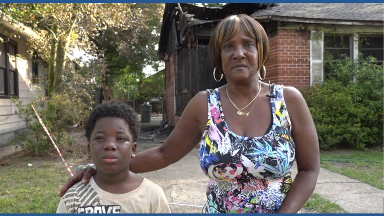 Abuela de Jacksonville obligada a reconstruir después de que un posible incendio provocado por un rayo destruyera su casa