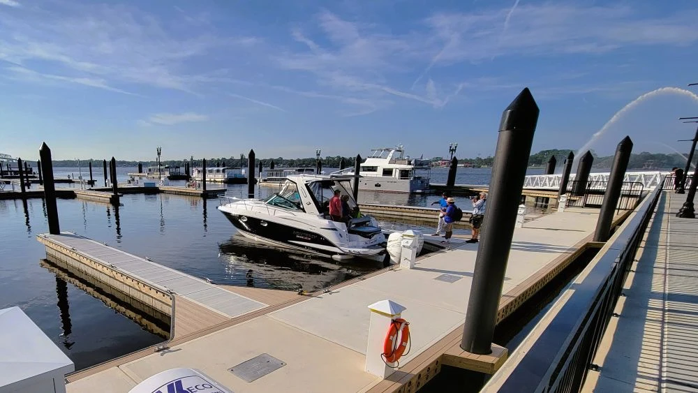 Met Park Marina se convierte en el último desarrollo frente al río en abrir