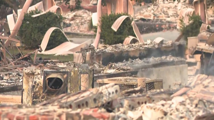‘Esto era un monstruo’: las familias vuelven a la devastación tras los incendios de Washington