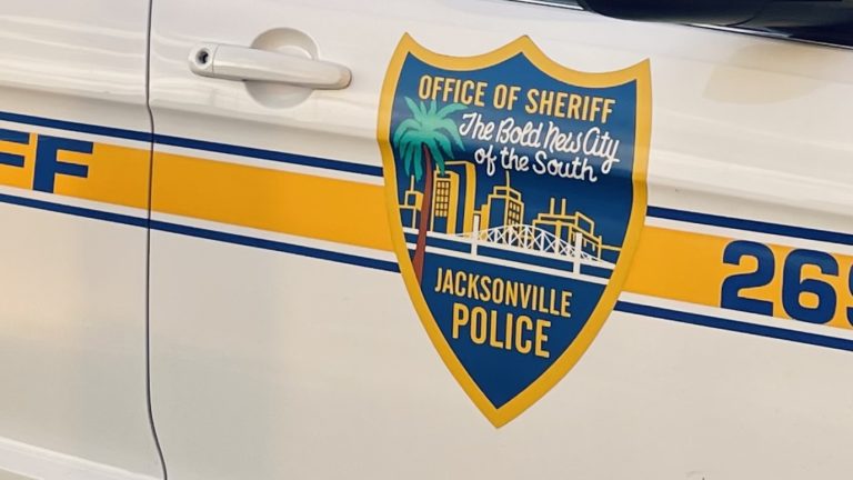 UNA PERSONA HERIDA TRAS TIROTEO EN EL OESTE DE JACKSONVILLE; EL SOSPECHOSO SIGUE PRÓFUGO