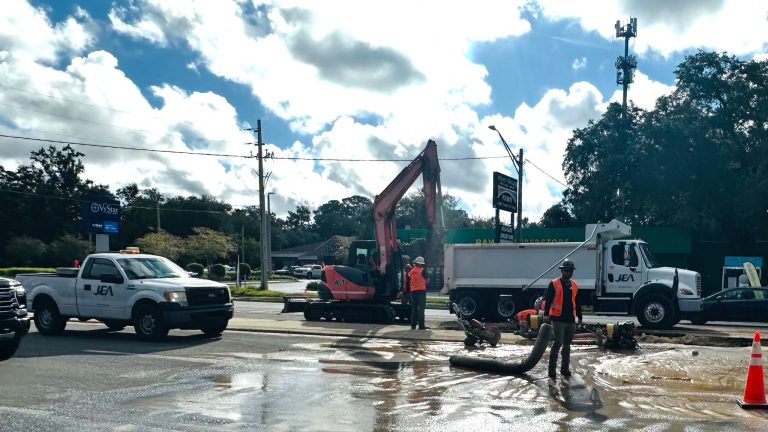ALERTA DE TRÁFICO: FUGA DE AGUA PROVOCA CIERRE DE CARRILES EN SAN JOSE BOULEVARD EN MANDARIN