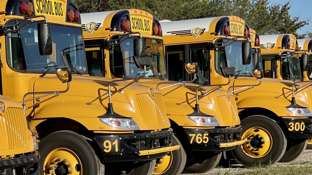 ST. JOHNS ENFRENTA ESCASEZ DE 70 CONDUCTORES DE AUTOBÚS ESCOLAR A DÍAS DEL REGRESO A CLASES
