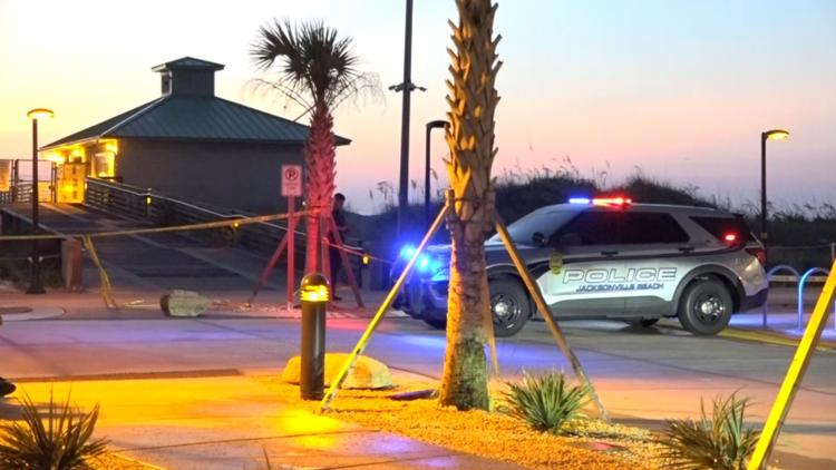 Hombre arrestado, acusado de matar a puñaladas a un hombre debajo del muelle de Jacksonville Beach