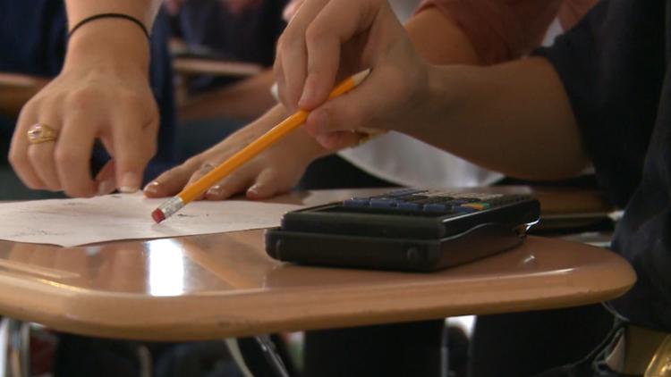 Las nuevas leyes educativas de Florida traen cambios a las aulas, los requisitos de graduación y la seguridad de los estudiantes