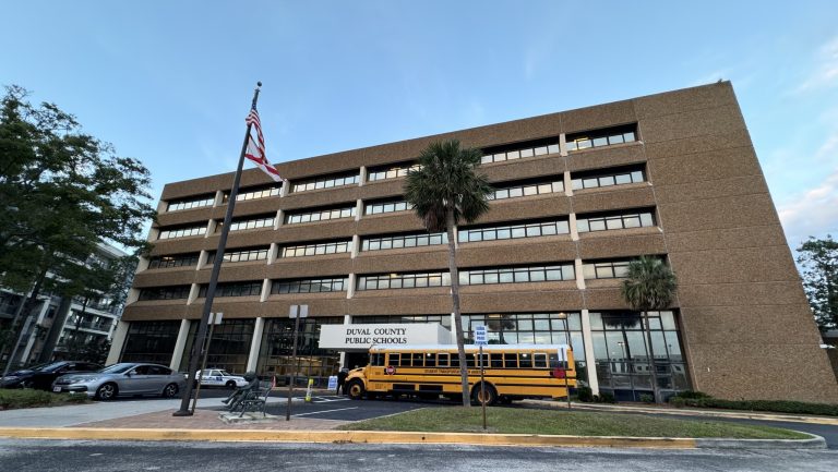 ESCUELAS DE DUVAL Y ST. JOHNS LOGRAN EQUILIBRAR SUS PRESUPUESTOS ANTES DE CLASES