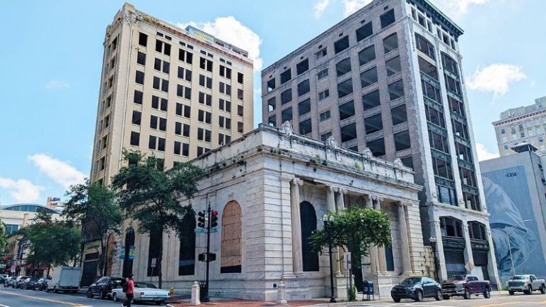 EL TRÍO DE LAURA STREET TIENE NUEVO DUEÑO TRAS SUBASTA JUDICIAL EN EL CENTRO DE JACKSONVILLE