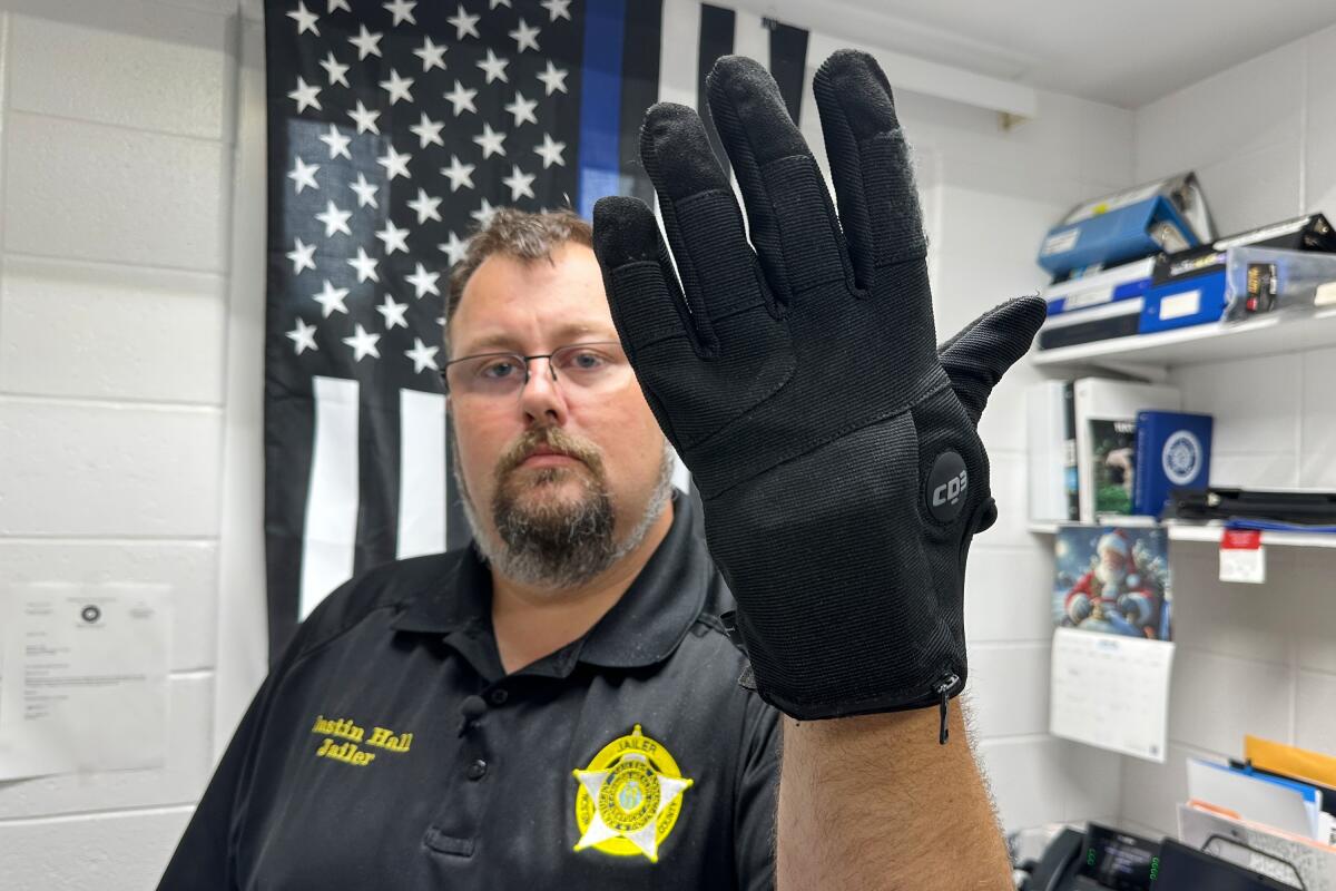 PLAN DE ADQUIRIR GUANTES DE ELECTROCHOQUES PARA EL ICE ENCIENDE LAS ALARMAS DE DERECHOS CIVILES