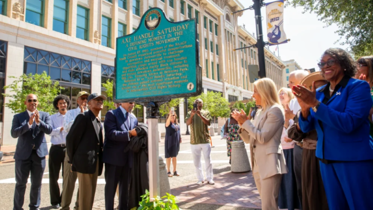 ¡HISTORIA VIVA EN JACKSONVILLE!  INAUGURAN PLACA EN MEMORIA DE LAS VÍCTIMAS DEL «SÁBADO DEL MANGO DEL HACHA»