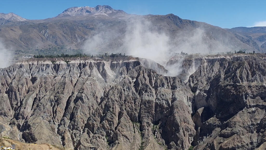 PÁNICO EN PERÚ POR POTENTE TERREMOTO DE 7.2 DE MAGNITUD DEJA CASAS DAÑADAS, CORTES DE LUZ Y TRES HERIDOS