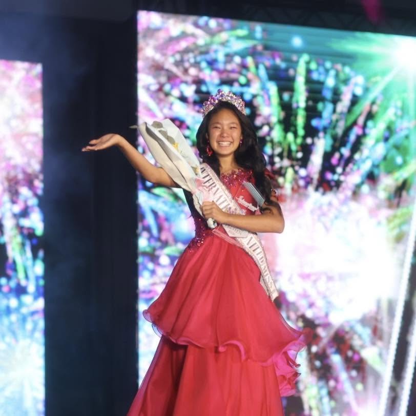 ADOLESCENTE DE JACKSONVILLE GANA CORONA INTERNACIONAL Y CONVIERTE SU EXPERIENCIA EN AYUDA PARA OTROS