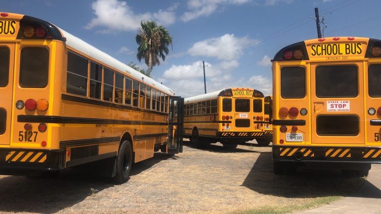 CRISIS EN EL TRANSPORTE ESCOLAR: CONDUCTORES DE DUVAL AMENAZAN CON PARO A DÍAS DEL REGRESO A CLASES