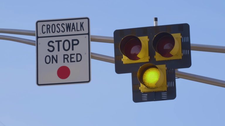 ¡MÁS SEGURIDAD EN LAS CALLES! ENTRAN EN SERVICIO LOS SEMÁFOROS HÍBRIDOS DE JACKSONVILLE BEACH 🛑🚶‍♂️