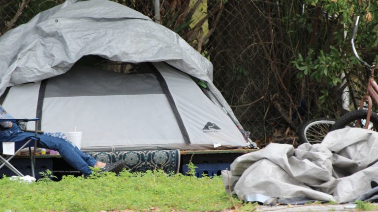 JACKSONVILLE ANALIZA DESTINAR $150,000 A UN PROGRAMA PARA PERSONAS SIN HOGAR