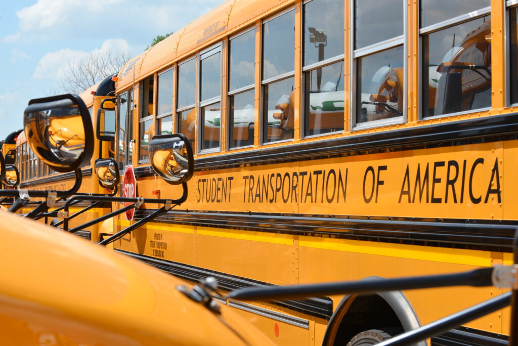 DEMANDA POR AGRESIÓN EN AUTOBÚS: LA FAMILIA DE UNA ESTUDIANTE DE STANTON COLLEGE PREP DEMANDA A LAS ESCUELAS DEL CONDADO DE DUVAL