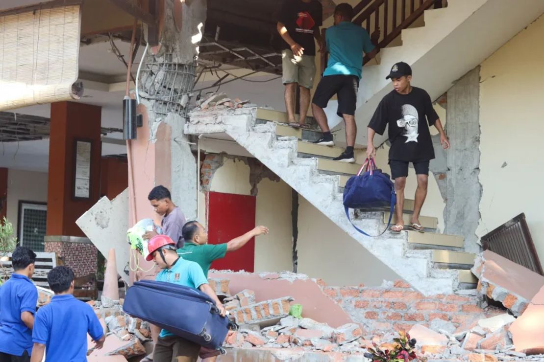 TERREMOTO DE MAGNITUD 7.7 SACUDE INDONESIA Y DEJA AL MENOS 38 MUERTOS