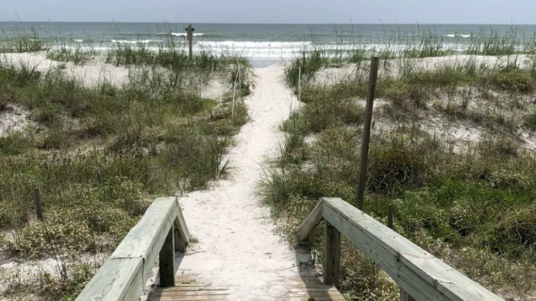 PARALIZAN CONSTRUCCIÓN DE PASARELAS EN ATLANTIC BEACH TRAS FUERTES PROTESTAS DE VECINOS