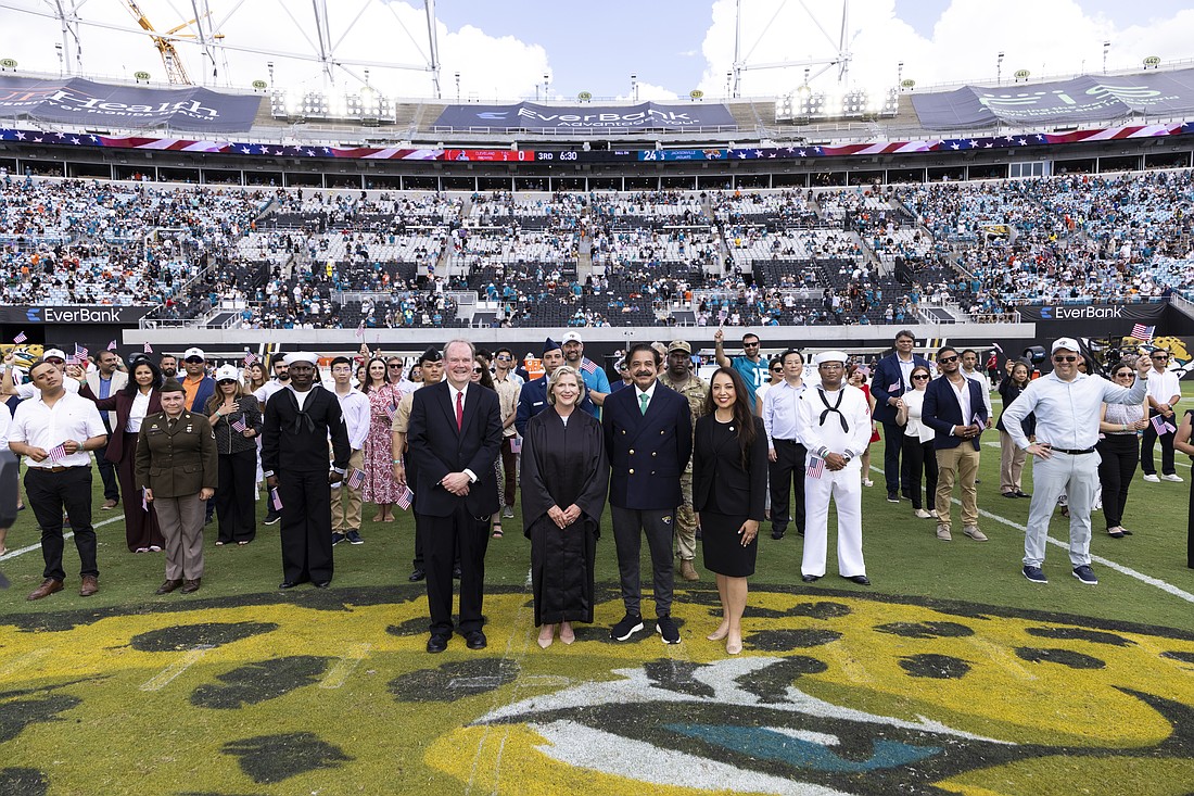 MÁS DE 120 NUEVOS CIUDADANOS JURAMENTAN EN JUEGOS DE LOS JUMBO SHRIMP Y LOS JAGUARS