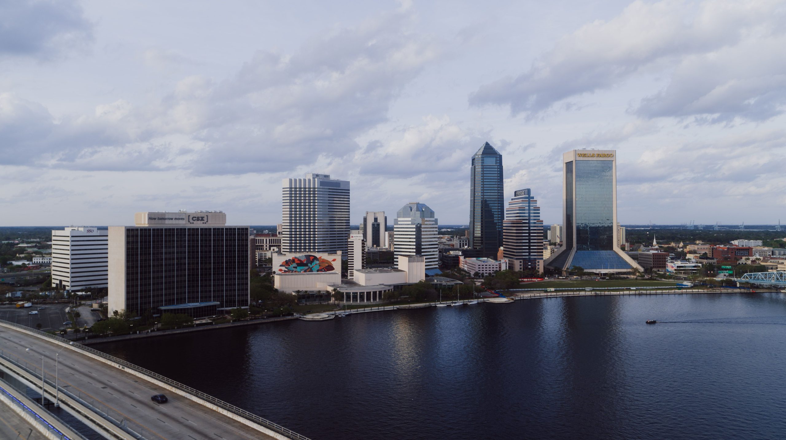 VIERNES DE SOL INTENSO Y CALOR BOCHORNOSO ANTES DE LAS TORMENTAS VESPERTINAS EN JACKSONVILLE
