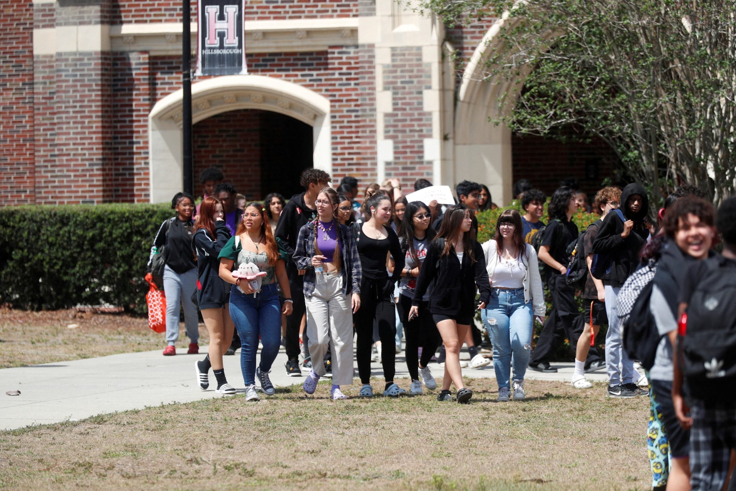FLORIDA PROHÍBE LA ADMISIÓN DE ESTUDIANTES INDOCUMENTADOS EN UNIVERSIDADES PÚBLICAS A PARTIR DE 2027