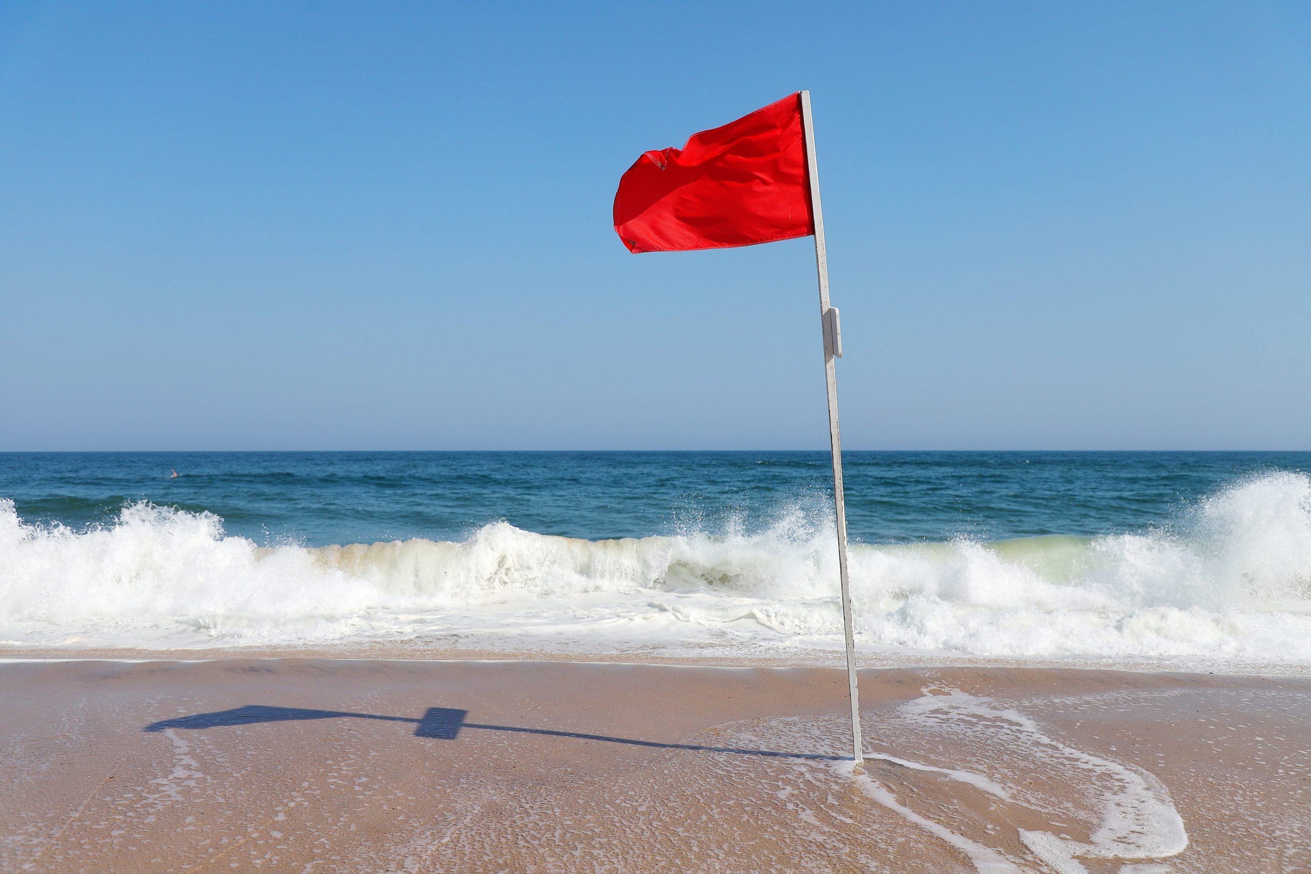 ADVERTENCIA EN LAS PLAYAS: CORRIENTES DE RESACA PONEN EN ALERTA AL NORESTE DE FLORIDA