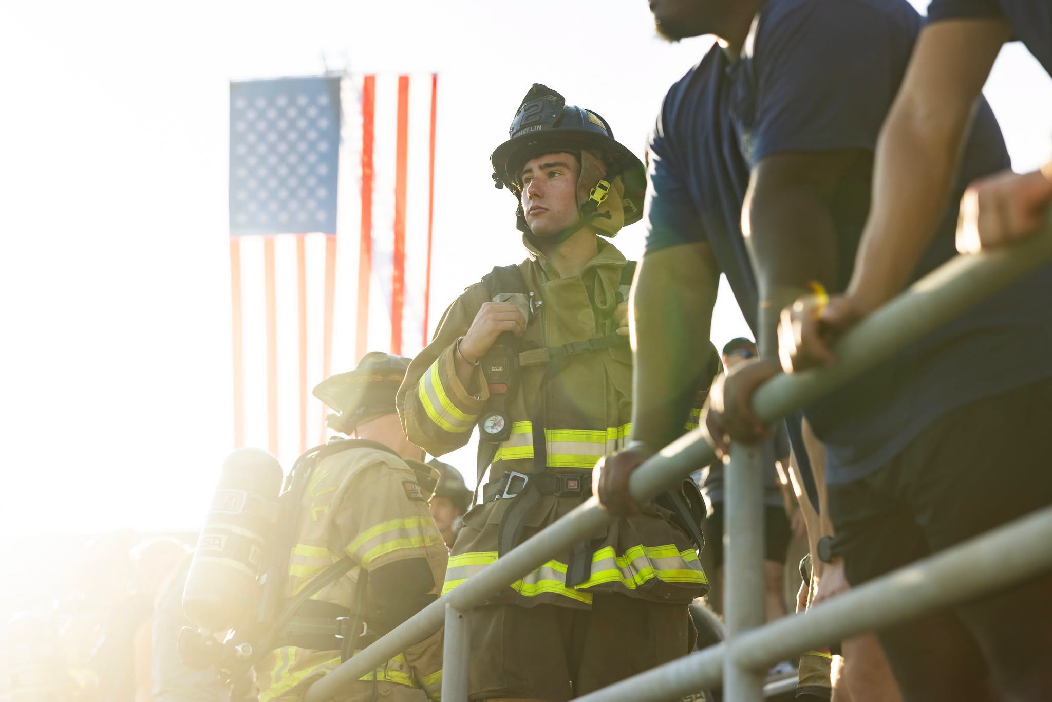BOMBEROS Y POLICÍAS DE JACKSONVILLE SUBIERON 2,200 ESCALONES PARA RECORDAR A LOS HÉROES DEL 9/11