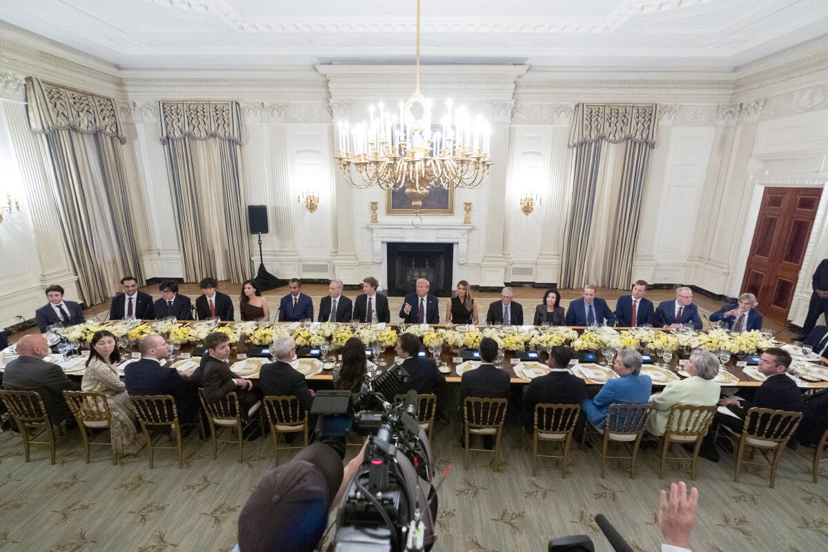CUMBRE DE IA: TRUMP BUSCA RECHAZAR REGULACIONES GLOBALES CON TITANES TECNOLÓGICOS CUMBRE DE IA: TRUMP BUSCA RECHAZAR REGULACIONES GLOBALES CON TITANES TECNOLÓGICOS