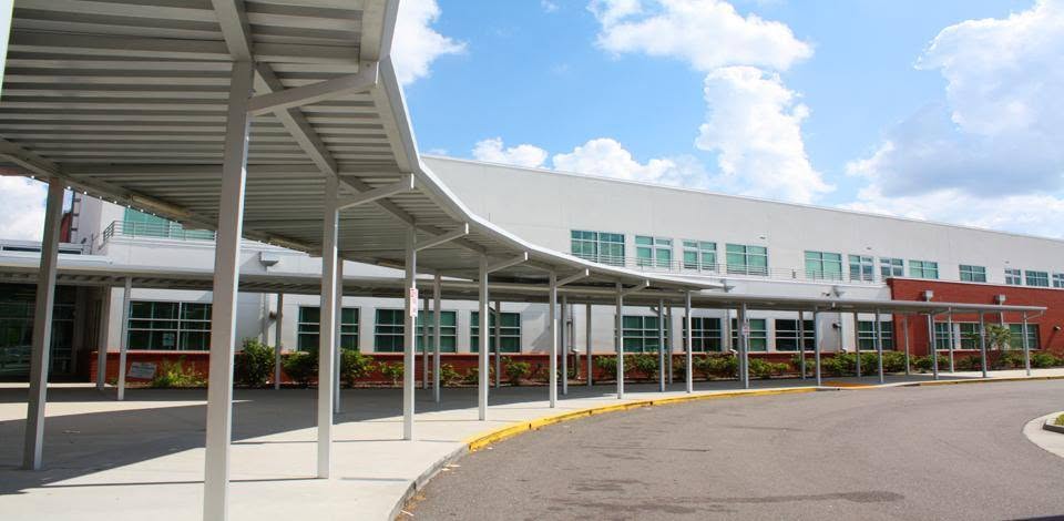 ARRESTAN A GUARDIA DE SEGURIDAD Y ENTRENADOR DE LA ESCUELA WESTVIEW K-8 POR DELITOS SEXUALES CONTRA MENOR