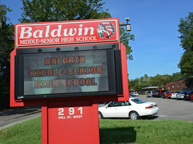 NUEVO DIRECTOR DE BALDWIN HIGH SCHOOL ES DESTITUIDO TRAS HALLARSE UN ARMA CARGADA EN SU VEHÍCULO