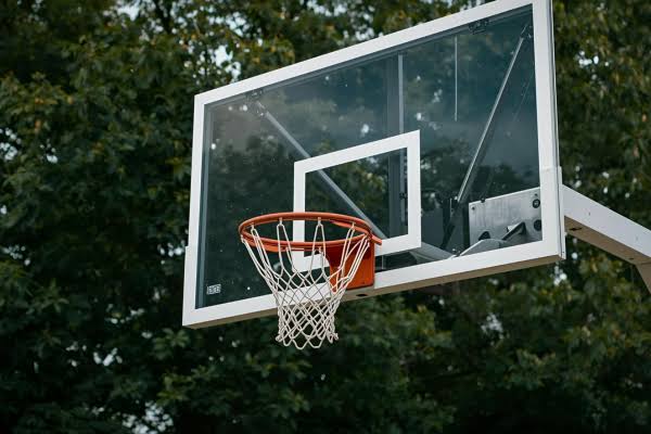 TRAGEDIA EN PARQUE LOCAL: UN HOMBRE MUERE TRAS DISCUSIÓN EN UNA CANCHA DE BALONCESTO