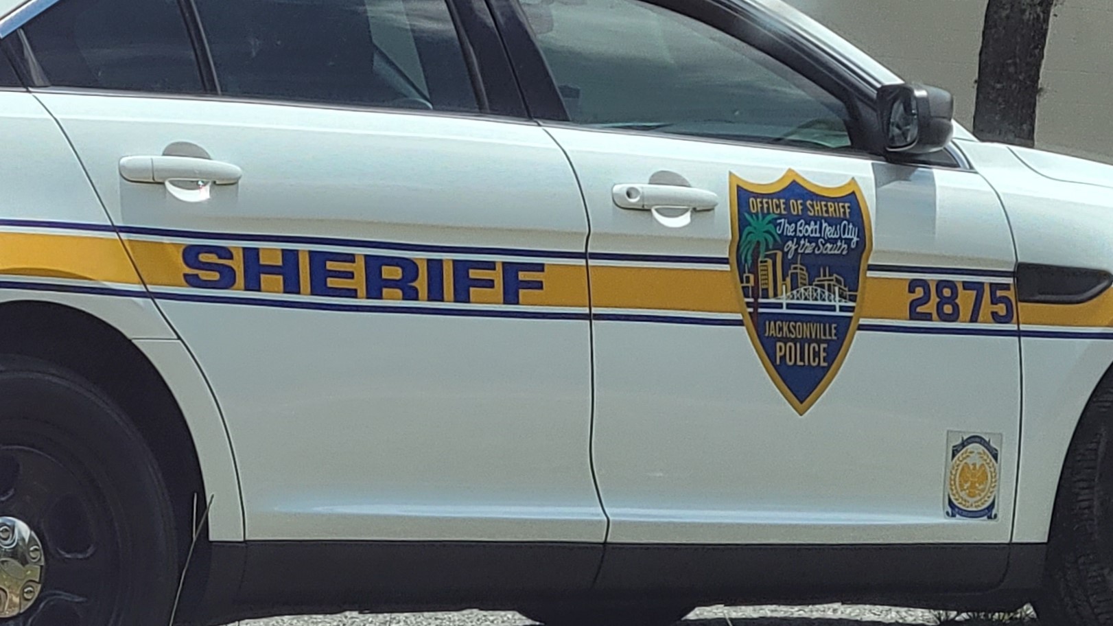 JSO INVESTIGA MUERTE DE UN HOMBRE EN UN ESTACIONAMIENTO DE JACKSONVILLE