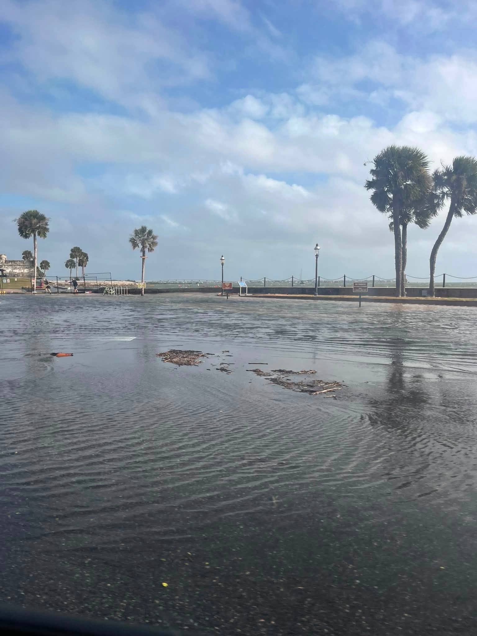 ¡EL AGUA INVADE LAS CALLES! INUNDACIONES AFECTAN JACKSONVILLE, SAN AGUSTÍN Y FERNANDINA BEACH ¡EL AGUA INVADE LAS CALLES! INUNDACIONES AFECTAN JACKSONVILLE, SAN AGUSTÍN Y FERNANDINA BEACH